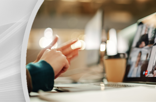 Eine Nahaufnahme der Hände einer Person auf einem Laptop