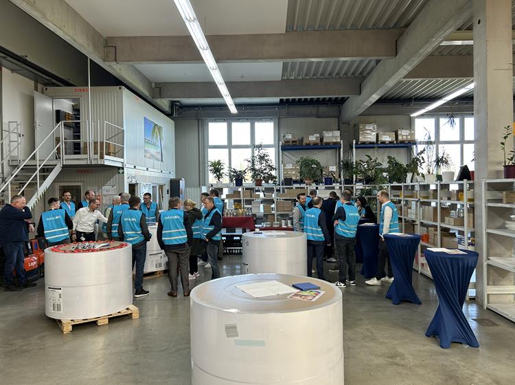 Die Teilnehmenden in der Produktionsstätte von Paragon