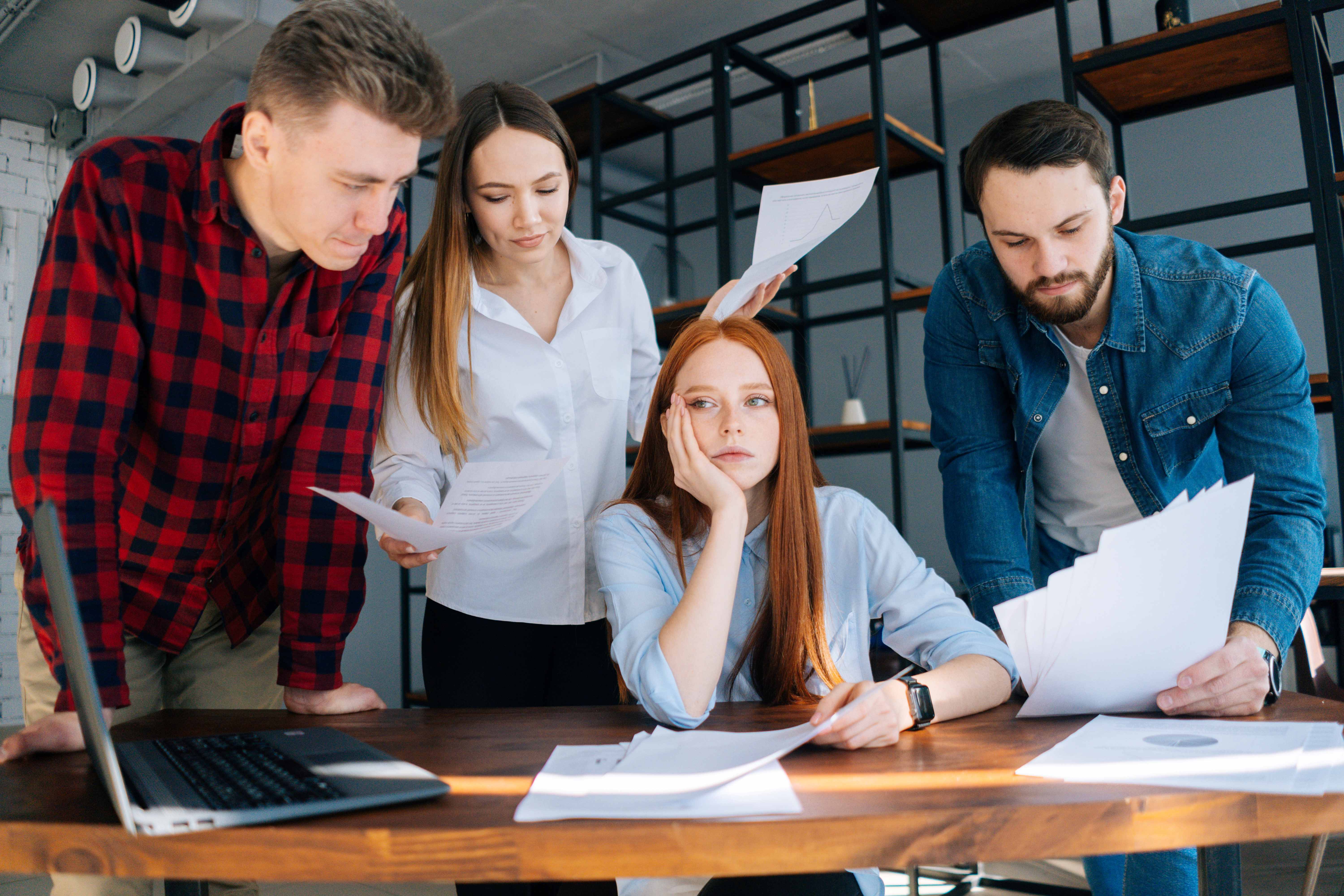 Experten-Blog-Beitrag zum Thema Digitalisierungsprojekte: Digitalisierung scheitert selten an der Technologie. Sie scheitert an Denkweisen, Routinen und an Sätzen, die harmlos klingen, aber enorme Wirkung entfalten. Sätze, die in Meetings beiläufig fallen, Verantwortung verschieben oder Komplexität unterschätzen. 